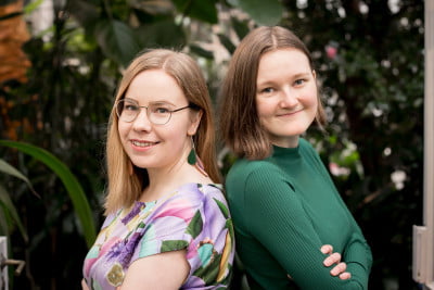 Hanna Markkanen ja Miriam Putula selätysten iloisina.